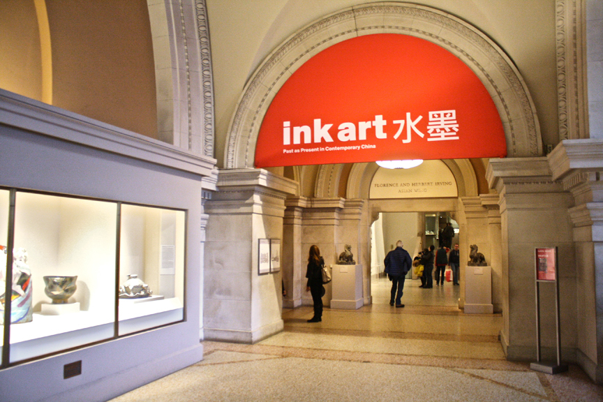 Exhibition designers eased the Metropolitan’s visitors into this contemporary art experience, first with a suggestive red banner for “Ink Art” on the first level of the Great Hall, then with several galleries of selected contemporary artworks alongside the antiquities that are on regular display.