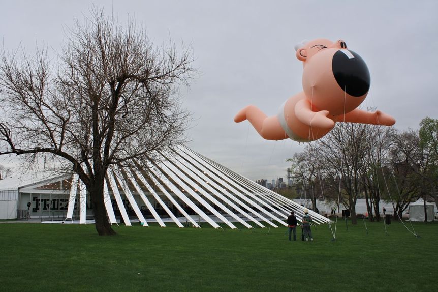 The circus-esque tent of Frieze New York, with the Macy’s Thanksgiving Day Parade-like balloon of ALEX DA CORTE floating in the windy, gray sky of New York in early May. All photos by HG Masters for ArtAsiaPacific.