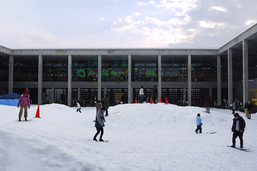 At the Echigo-Tsumari Satoyama Museum of Contemporary Art, a mini snowboard ramp was sculpted at the center of the brutalist-style block designed by Japanese artist HIROSHI HARA + ATELIER. Visitors could pick up a wooden snowboard, customize it with spray paint, and enjoy the course.