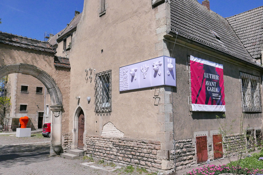 The Old Prison in Wittenberg, which has been in disuse for 12 years, where “Luther and the Avantgarde” was housed. On its outer wall, visitors could find MANUEL GRAF’s Peter Martin & Wendy (2017).