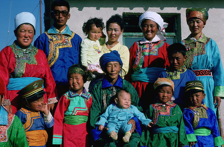 ULRIKE OTTINGER, Naren Mandola mit ihrer Großfamilie (Naren Mandola with her Large Family), 1991, C-print, 52 × 77 cm. Courtesy the artist.