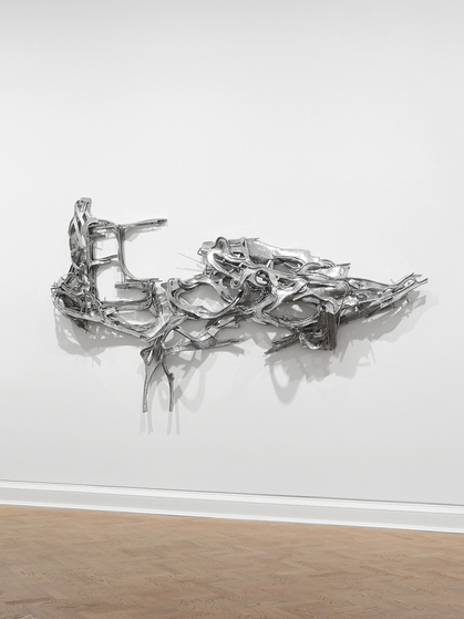 LEE BUL, Untitled (Sculpture M3), 2013, mirrored tiles, polyurethane coating and acrylic paint on polyurethane panels, stainless steel armature, 174 × 303 × 36 cm. Photo by Jeon Byung-Cheol. Courtesy the artist and Galerie Thaddaeus Ropac, London/Paris/Salzburg.