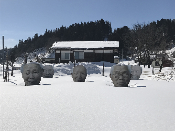 YOSHINORI FUJI’s Li Kao Ni Nattare! (2018) sits on the former playground of Nunagawa Campus, an elementary school that was closed in March 2014.