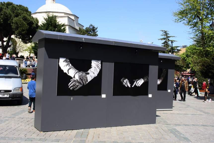 MURUT GÜR’s photos of artisans’ hands were displayed in Sultanahmet Square.