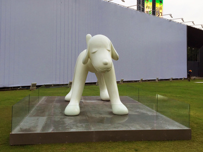 YOSHITOMO NARA’s Your Dog (2017), outside the BAB Box venue in front of the One Bangkok development site.