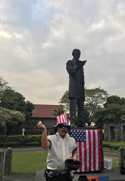 CARLOS CELDRAN on a walking tour around Intramuros.