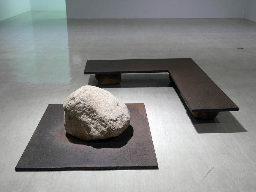 LEE UFAN, Relatum, undated, iron plate (110 × 99.5 × 3 cm, 140.6 × 160.2 × 3 cm) and stones (42 × 161 cm, 21 × 42 cm).