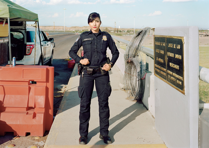 AN-MY LÊ, Fragment VIII: US Customs and Border Protection Officer, Presidio-Ojinaga International Bridge, Presidio, Texas from Silent General series, 2019, pigment print, 143.5 × 101.6 cm. Copyright the artist. Courtesy the artist and Marian Goodman Gallery, New York / Paris / London.