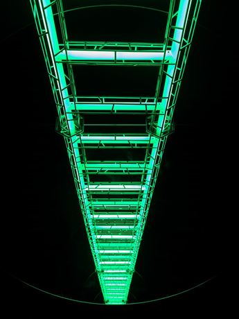 YAYOI KUSAMA, Ladder to Heaven, 2006, steel, LED lights, mirrored glass, honeycomb aluminum and plastic, 391 × 150 cm. Courtesy Ocula.